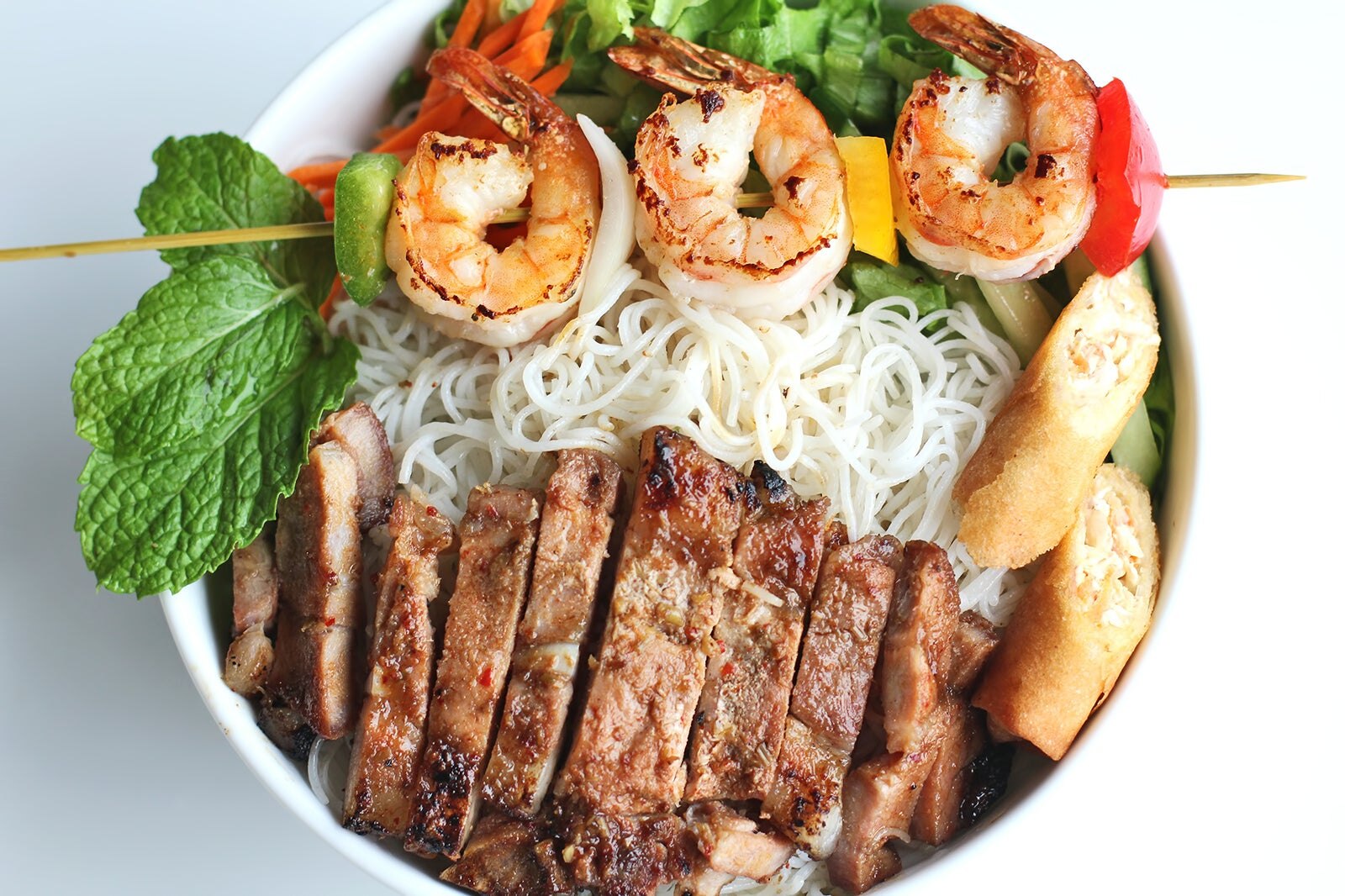 Bun thit nuong (نودل ورمیشلی با گوشت خوک کبابی) - Bun thit nuong (vermicelli noodles with broiled pork)