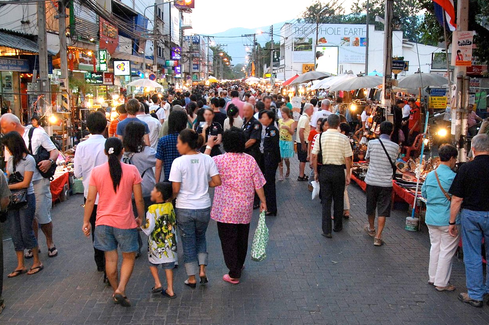 خیابان واکینگ ساندی تا پی - Tha Pae Sunday Walking Street