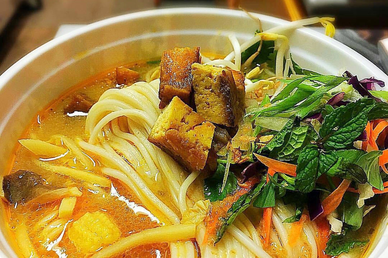 خائو پون (سوپ نودل تند) - Khao Poon (Spicy Noodle Soup)