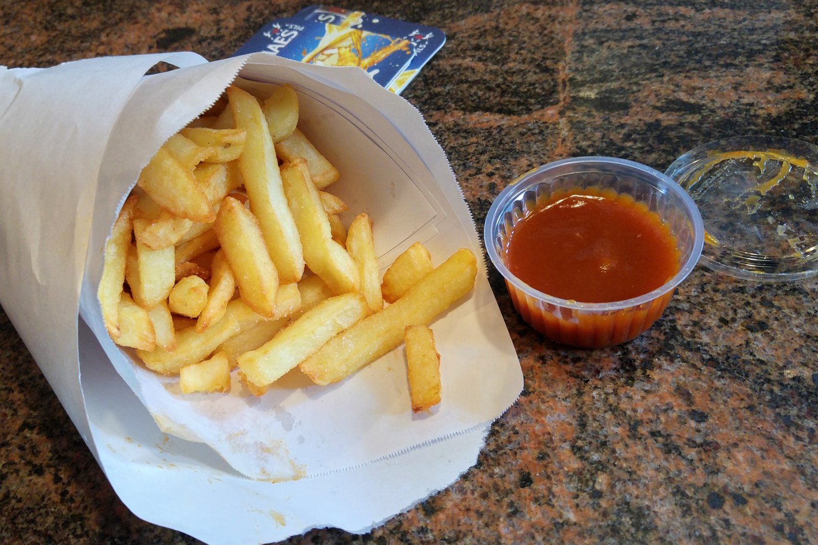 مخروطی از لوله های سرخ شده داغ - A cone of piping hot frites