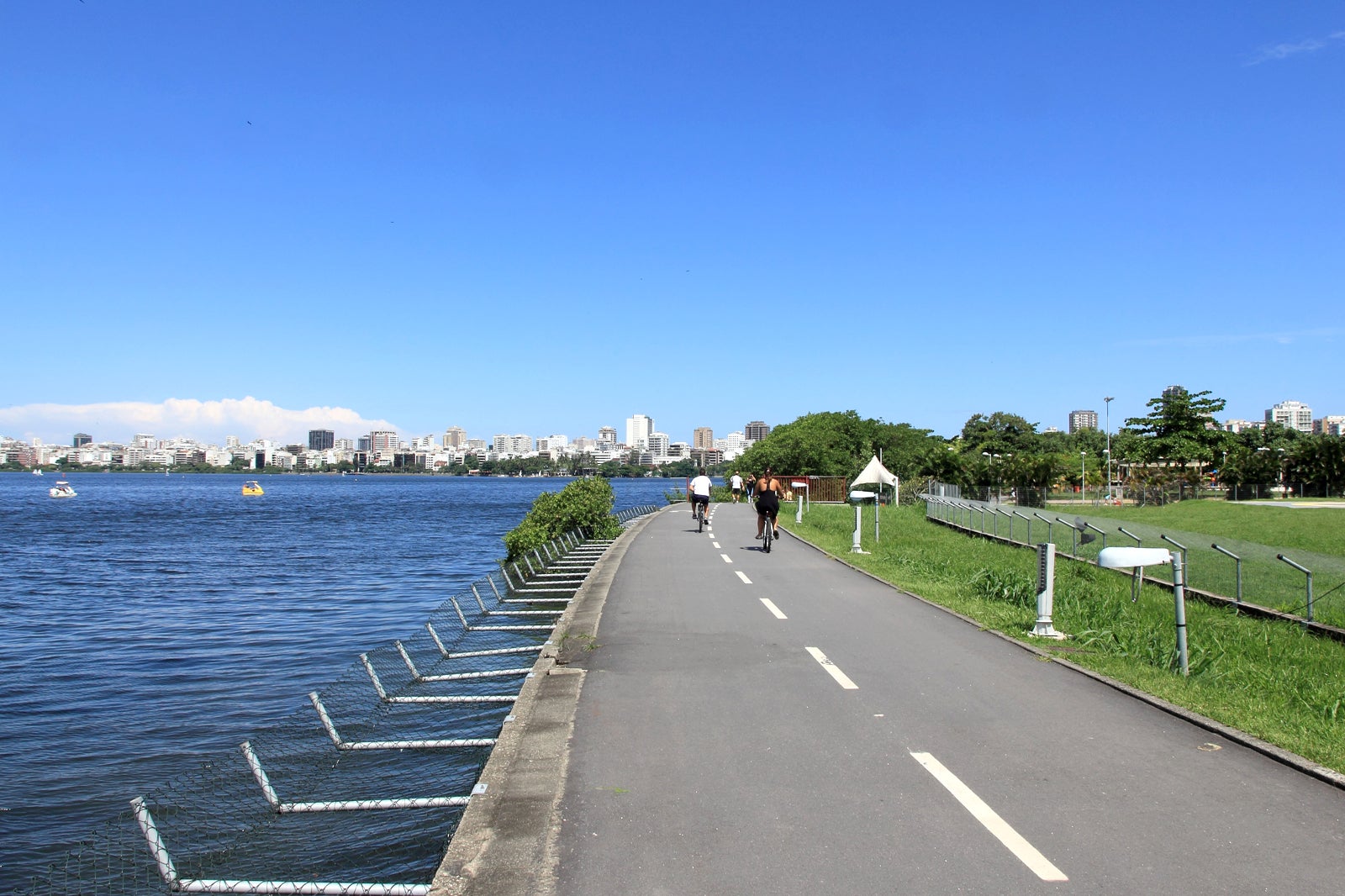 برای دوچرخه سواری در اطراف لاگوآ بروید - Go for a bike ride around Lagoa