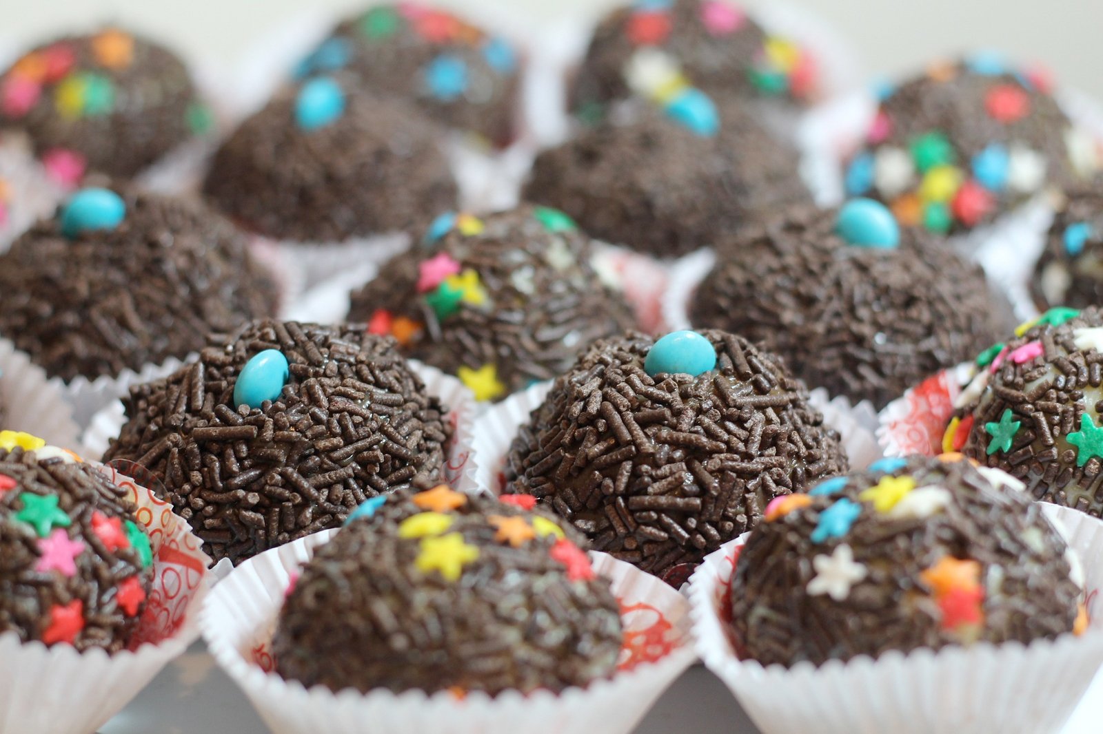 تعدادی brigadeiros را امتحان کنید - Try some brigadeiros