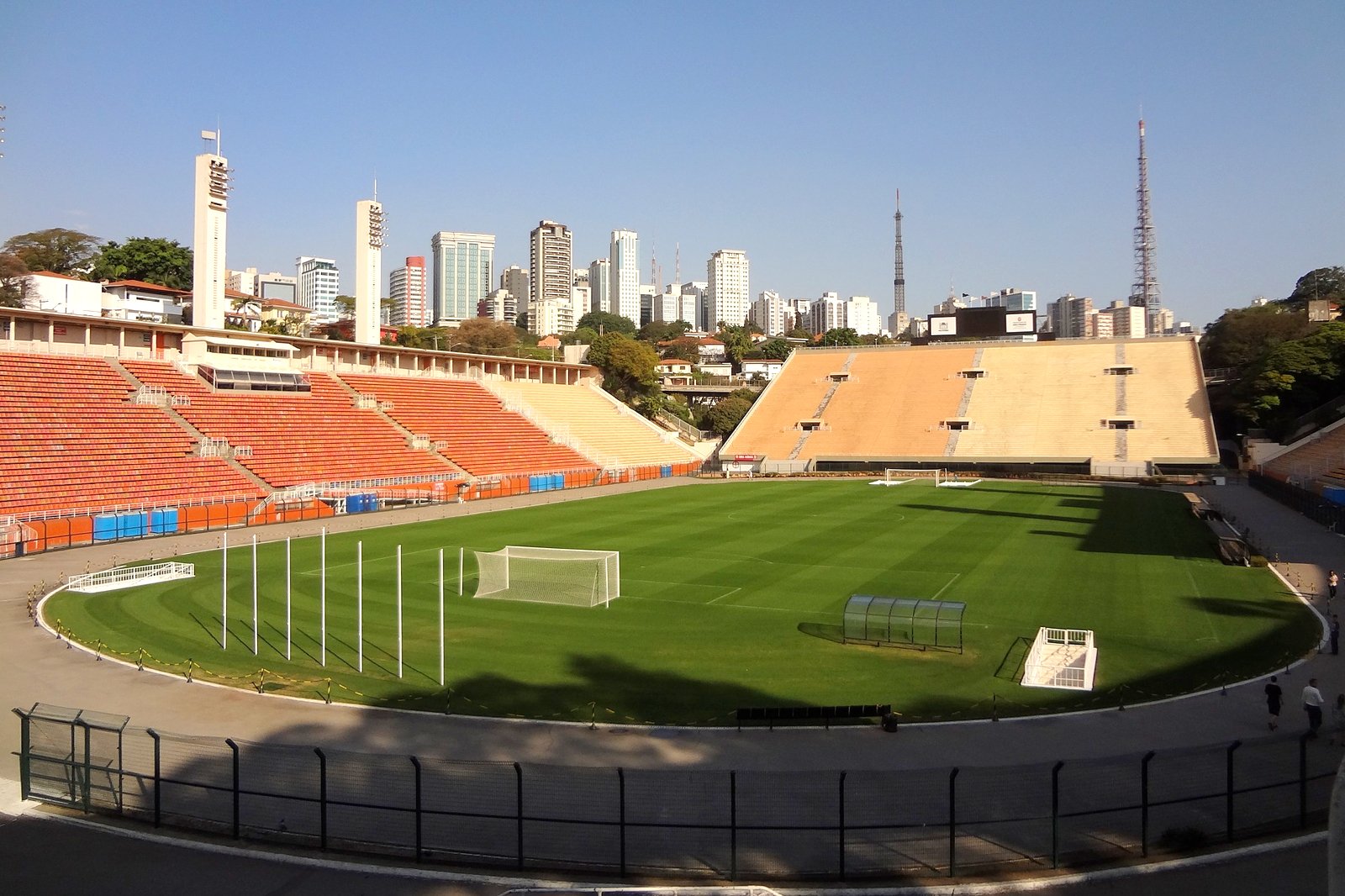 تماشای یک مسابقه در استادیوم Pacaembú - Watch a match at Pacaembú Stadium