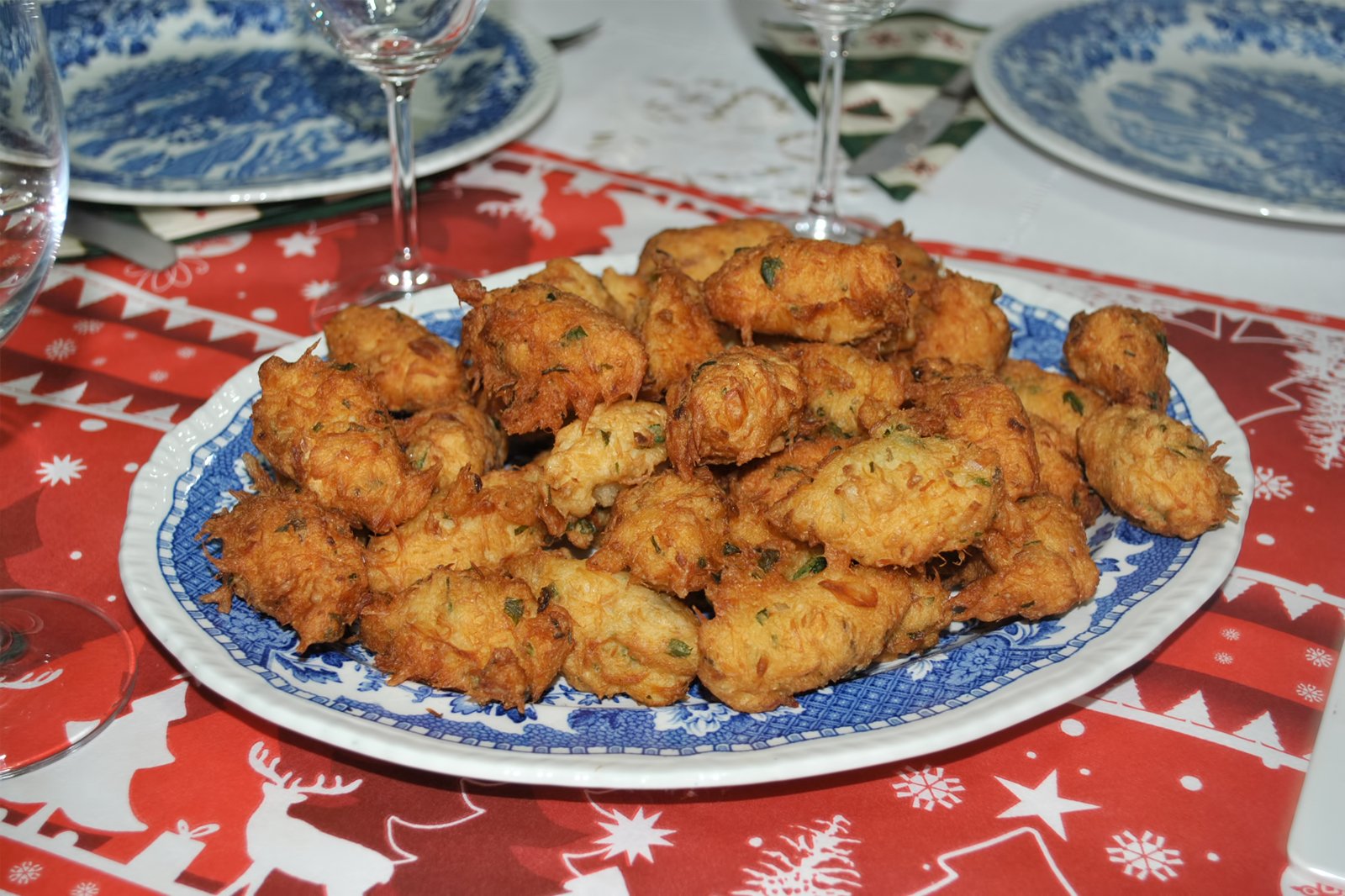 Bolinhos de Bacalhau (کیک ماهی سرخ شده) - Bolinhos de Bacalhau (fried cod cakes)