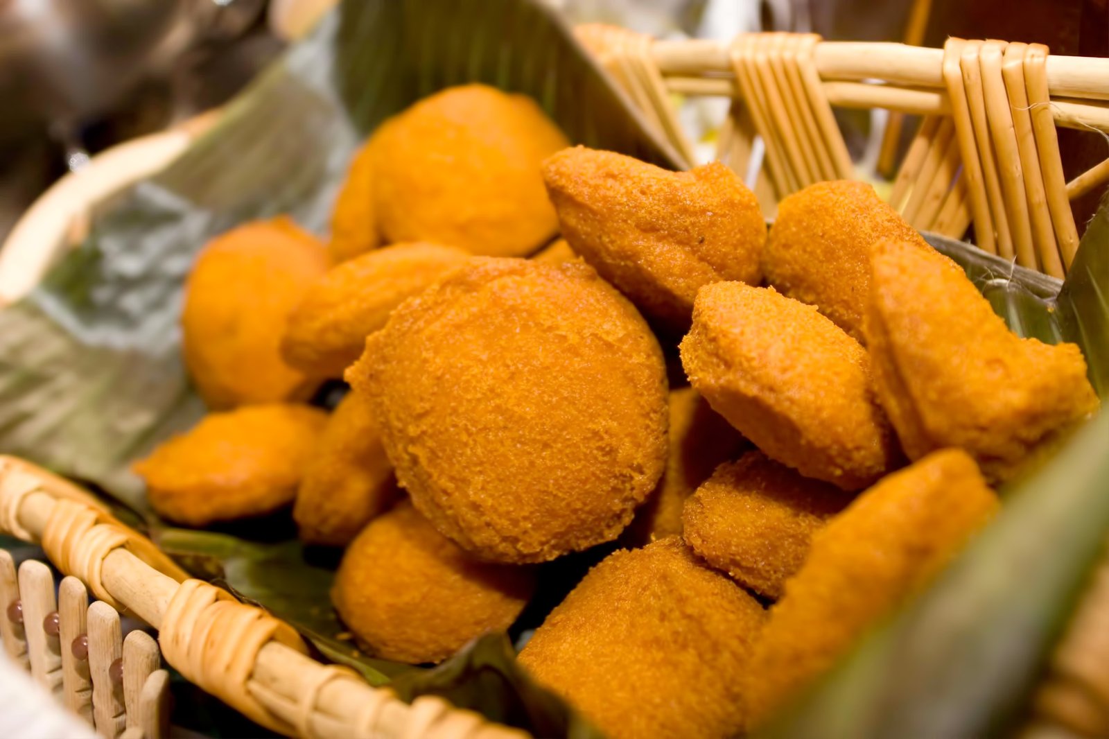 آکاراژ برزیلی با واتاپا (فلافل به سبک آفریقایی) - Brazilian acarajé with vatapá (African-style falafel)