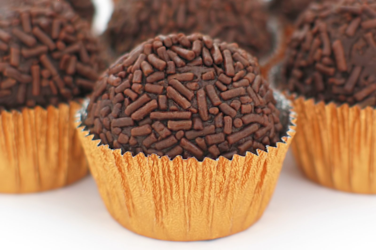 Brigadeiros (توپ های شکلاتی) - Brigadeiros (chocolate balls)