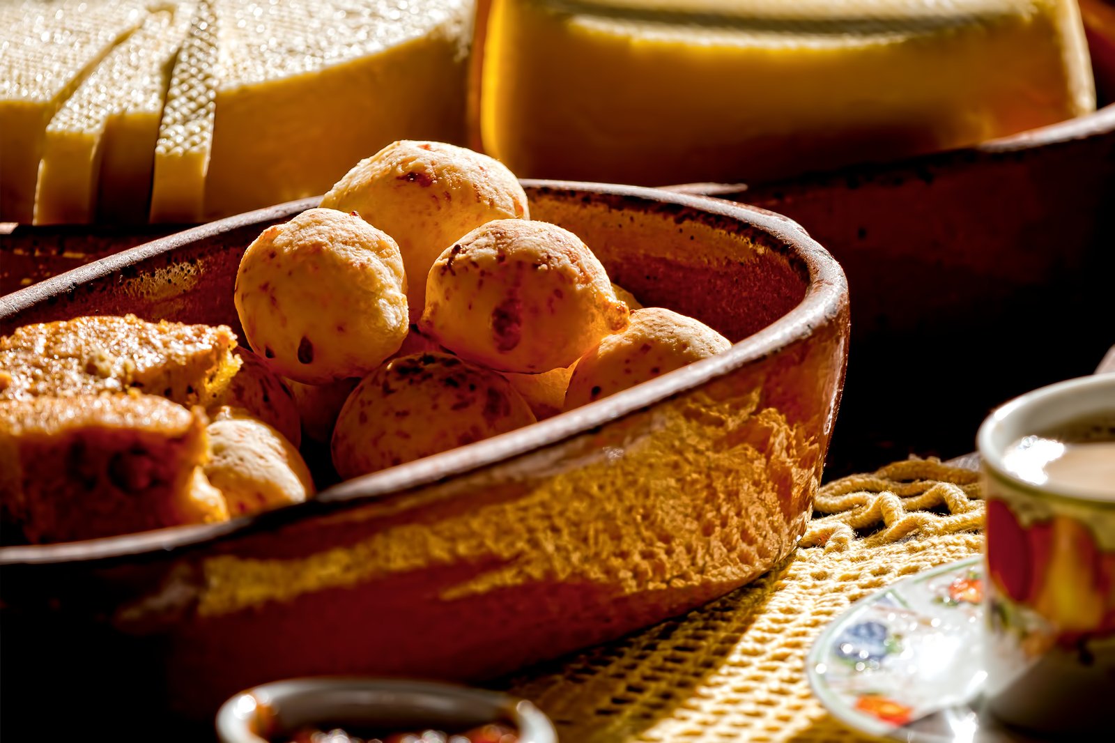 Pão de queijo (نان پنیری) - Pão de queijo (cheese bread)