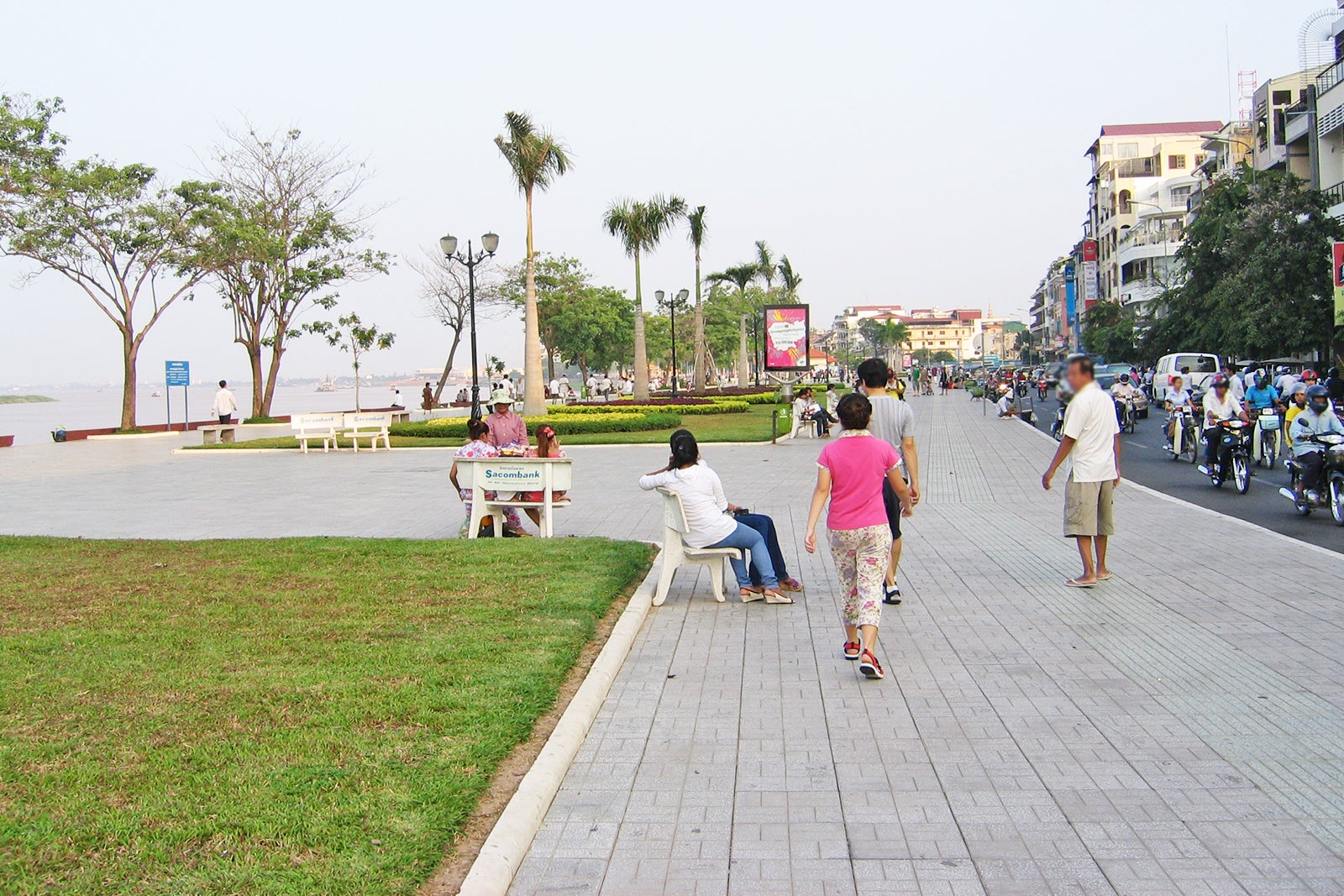 اسکله Sisowath در پنوم پن - Sisowath Quay in Phnom Penh