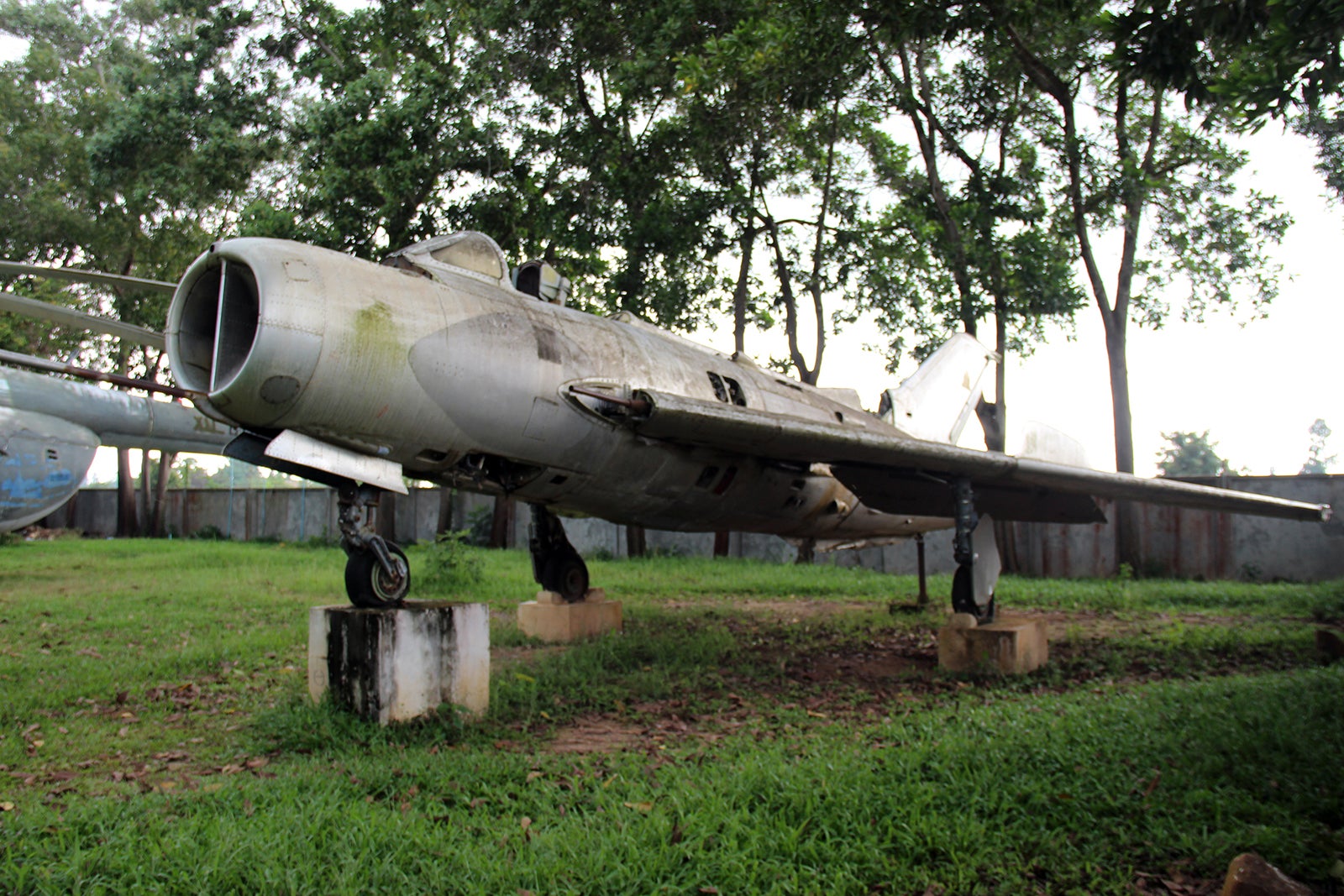 هواپیماهای قدیمی را در موزه جنگ کامبوج ببینید - See the old planes at War Museum Cambodia