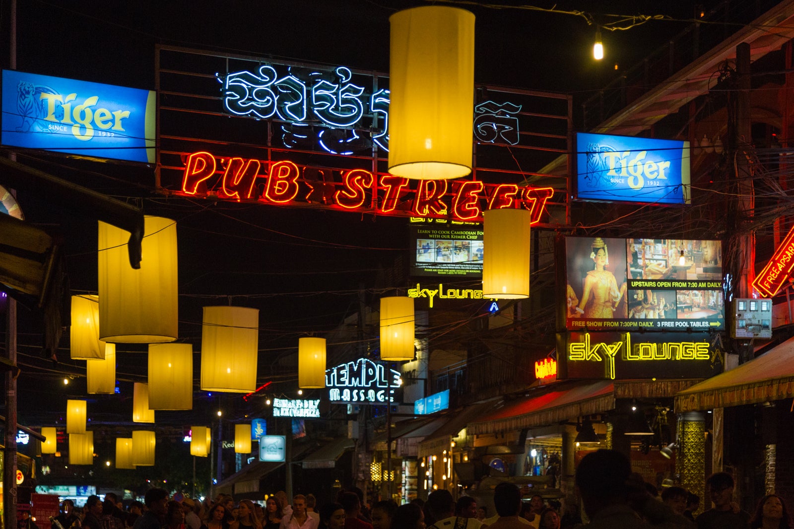 خیابان کافه - Pub Street