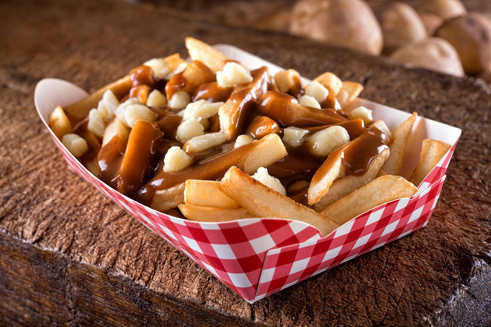 پوتین (سیب زمینی سرخ کرده با کشک پنیر) - Poutine (French fries with cheese curds)