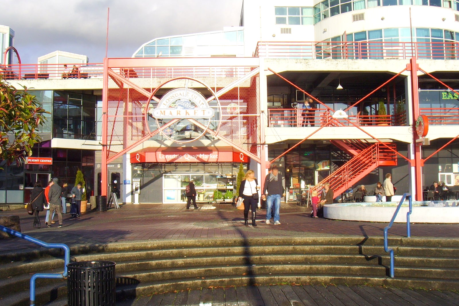 بازار عمومی اسکله لونزدیل - Lonsdale Quay Public Market