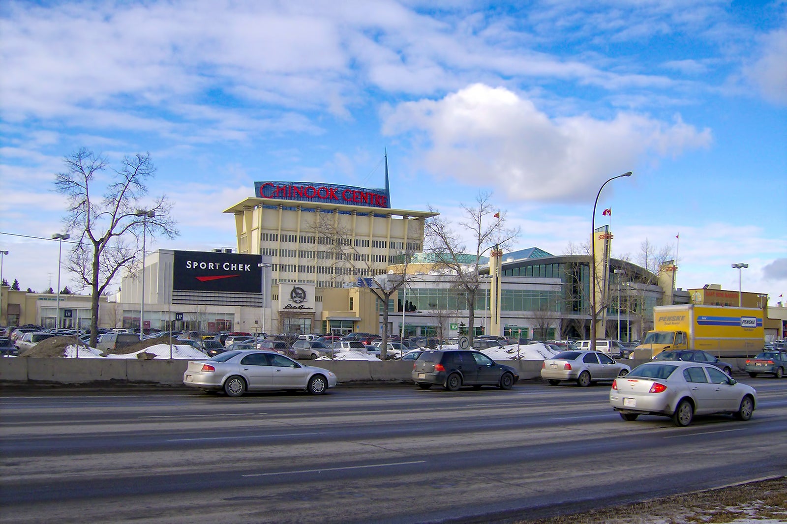 مرکز سی اف شینوک - CF Chinook Center