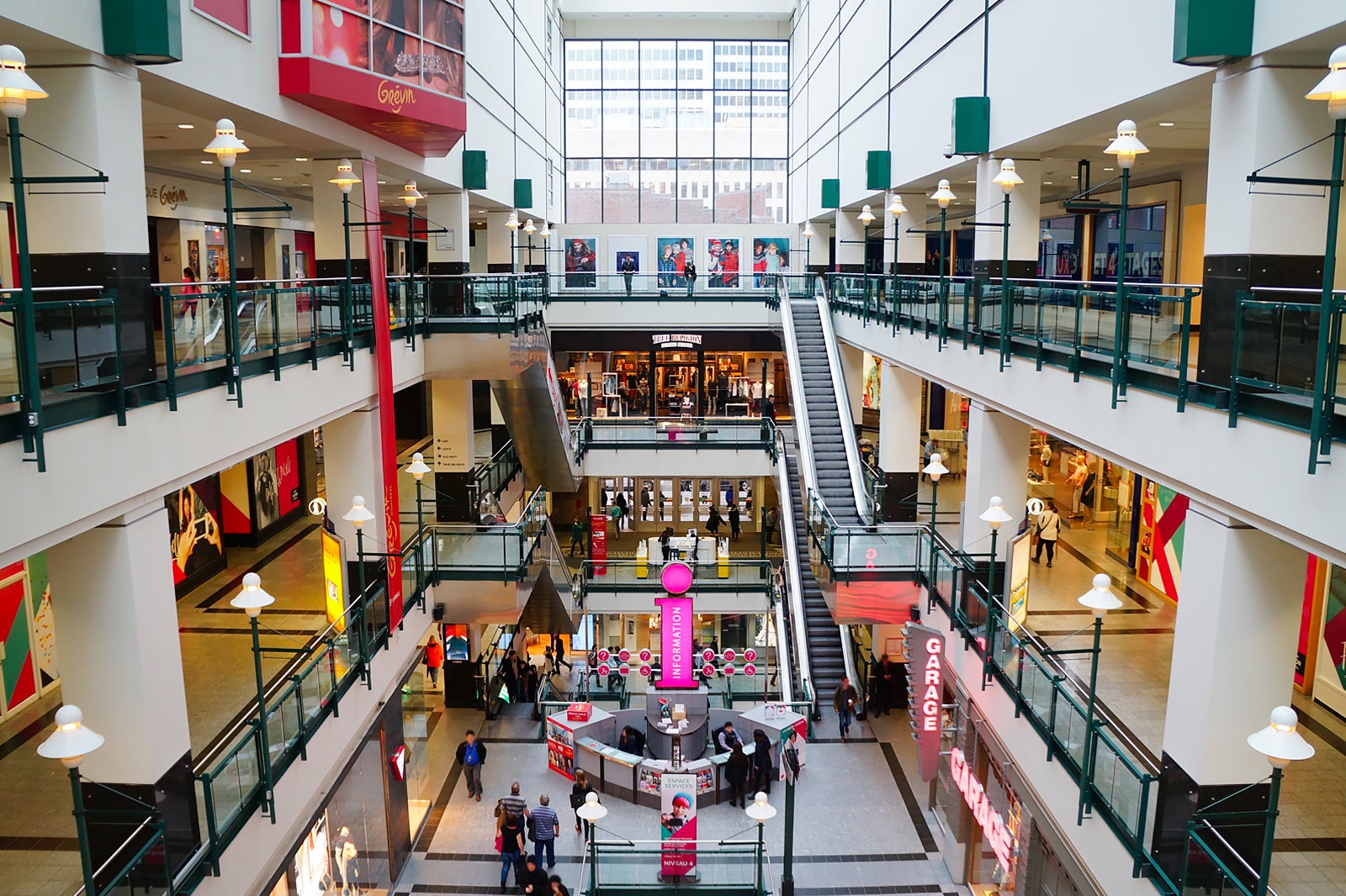 مرکز ایتون مونترال - Eaton Center of Montreal