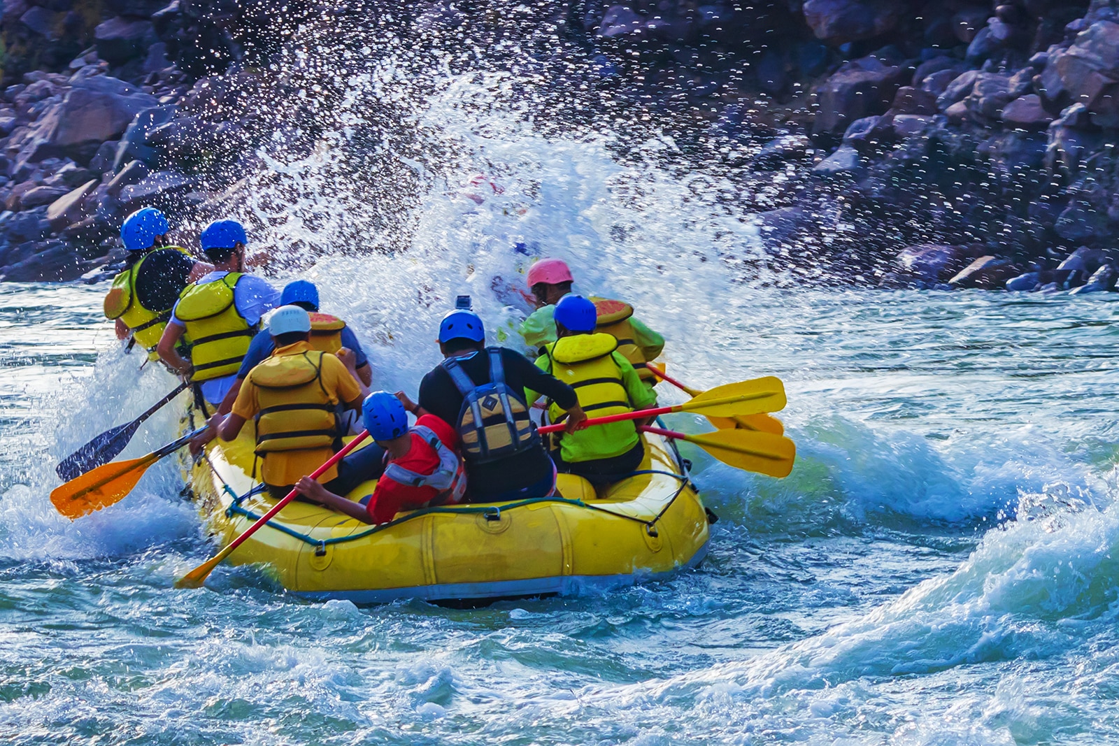 رفتینگ با آب سفید در الاهو اسکوامیش - White water rafting on the Elaho-Squamish