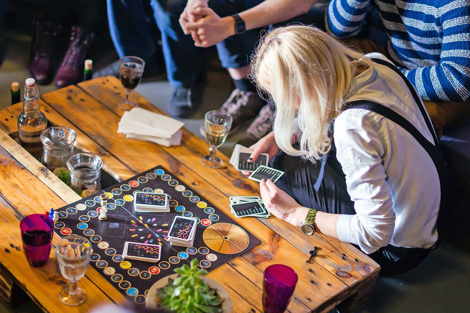 کافه بازی تخته شش گوش - Hexagon Board Game Café