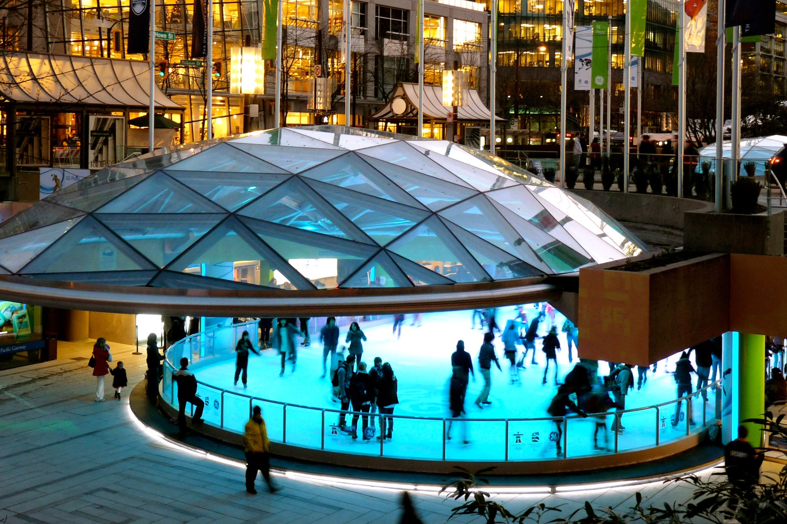 پیست یخ میدان رابسون - Robson Square Ice Rink