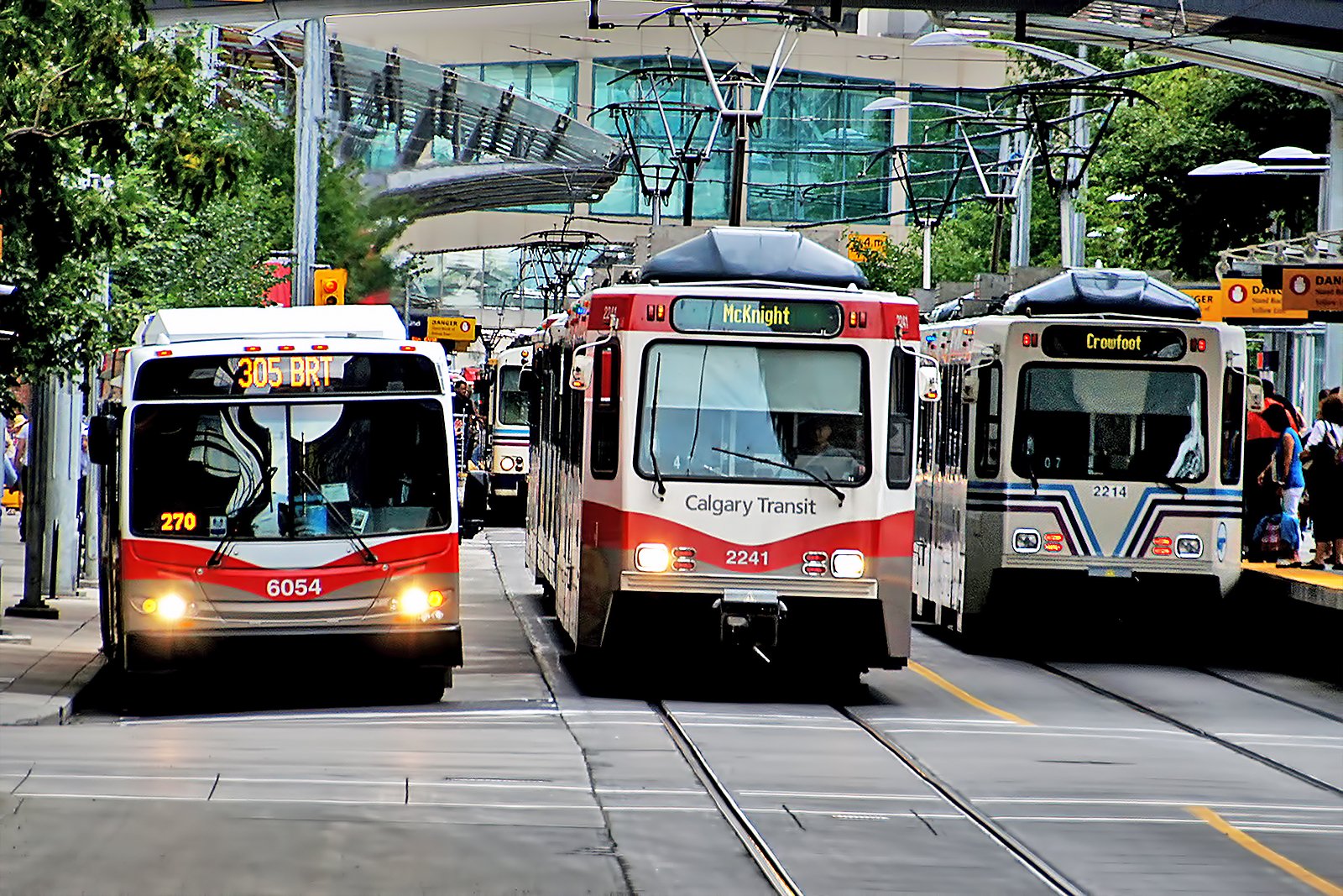 با وسایل حمل و نقل عمومی به گردش بپردازید - Get around on public transport