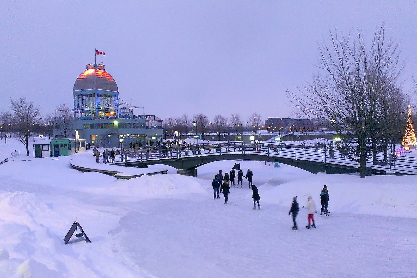 روی یک پیست رایگان اسکیت کنید - Skate on a free rink