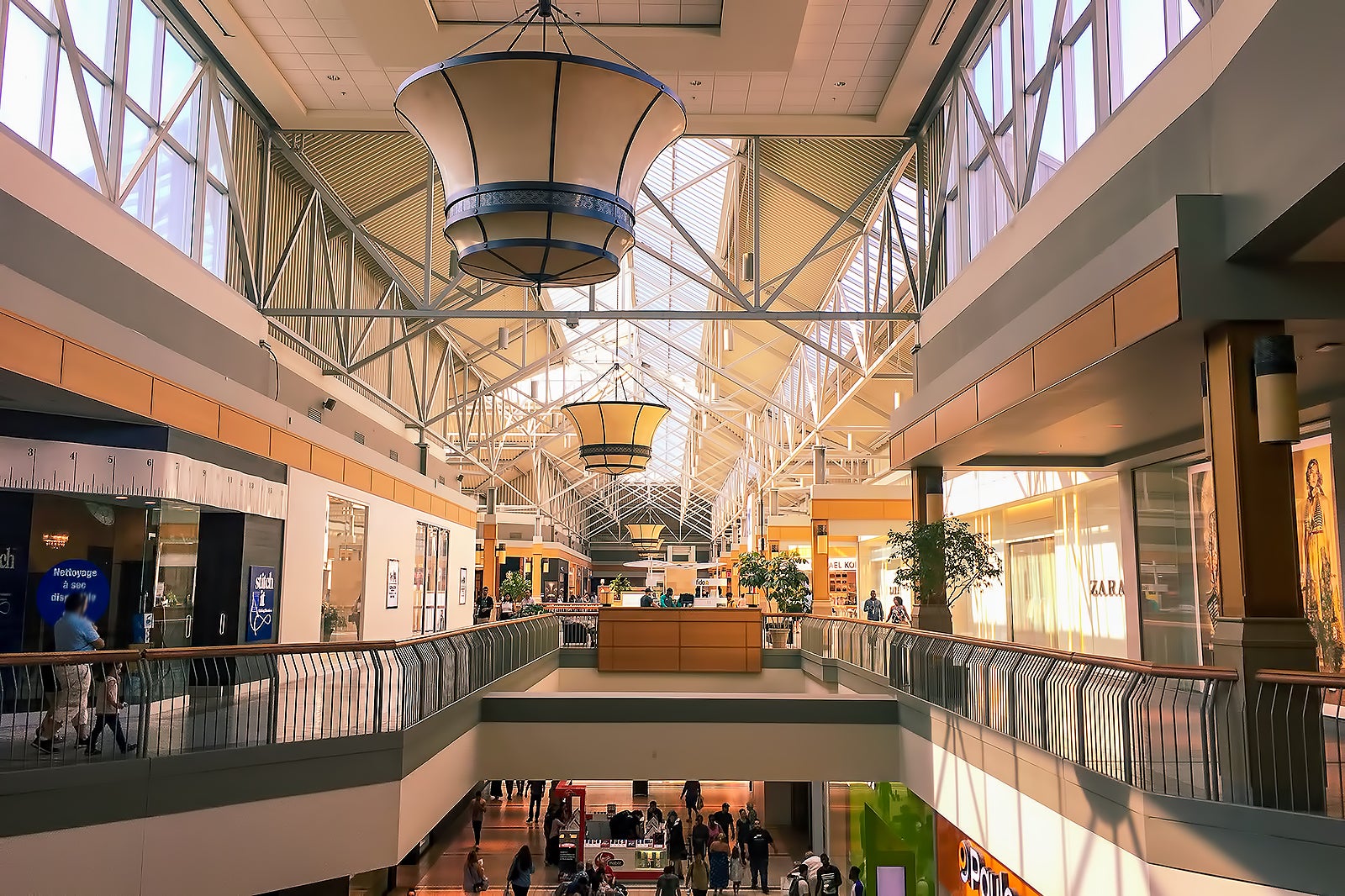 مرکز خرید فیرویو - Fairview Mall