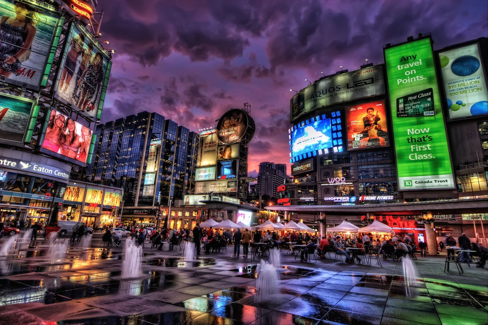 میدان یونگ دونداس - Yonge-Dundas Square