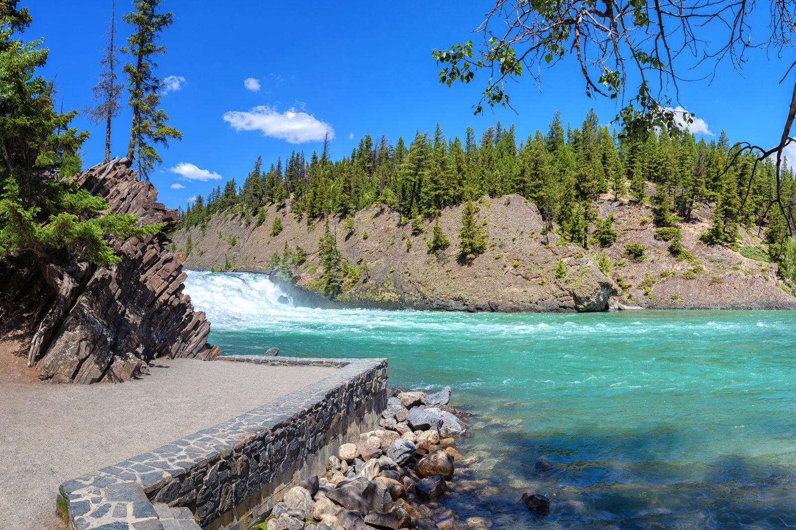 پیاده‌روی به سمت آبشار کمان - Hike to Bow Falls Viewpoint