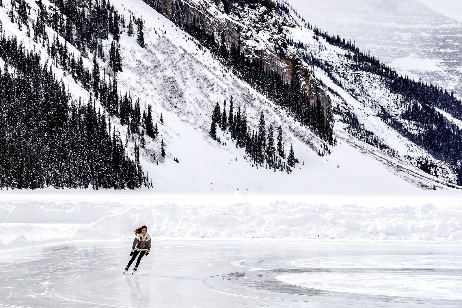 اسکیت روی یخ در دریاچه لوئیز - Ice Skate on Lake Louise