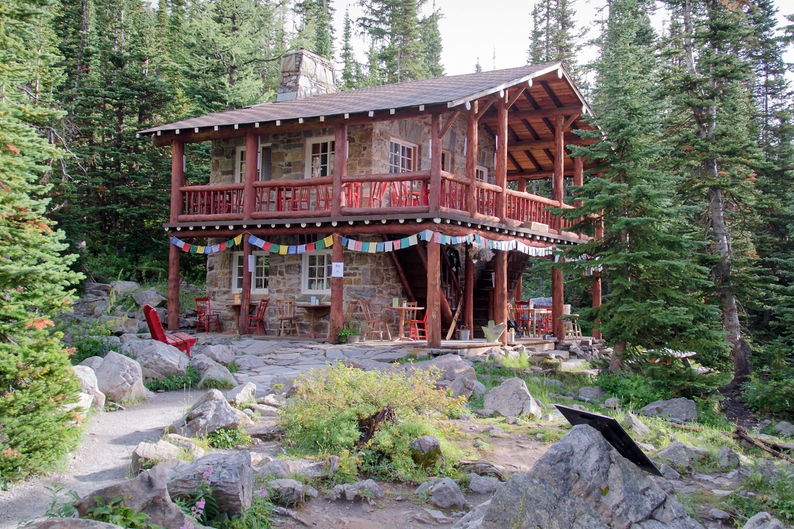 مسیر را به سمت چایخانه Plain of Six Glaciers بروید - Take the trail to the Plain of Six Glaciers Tea House