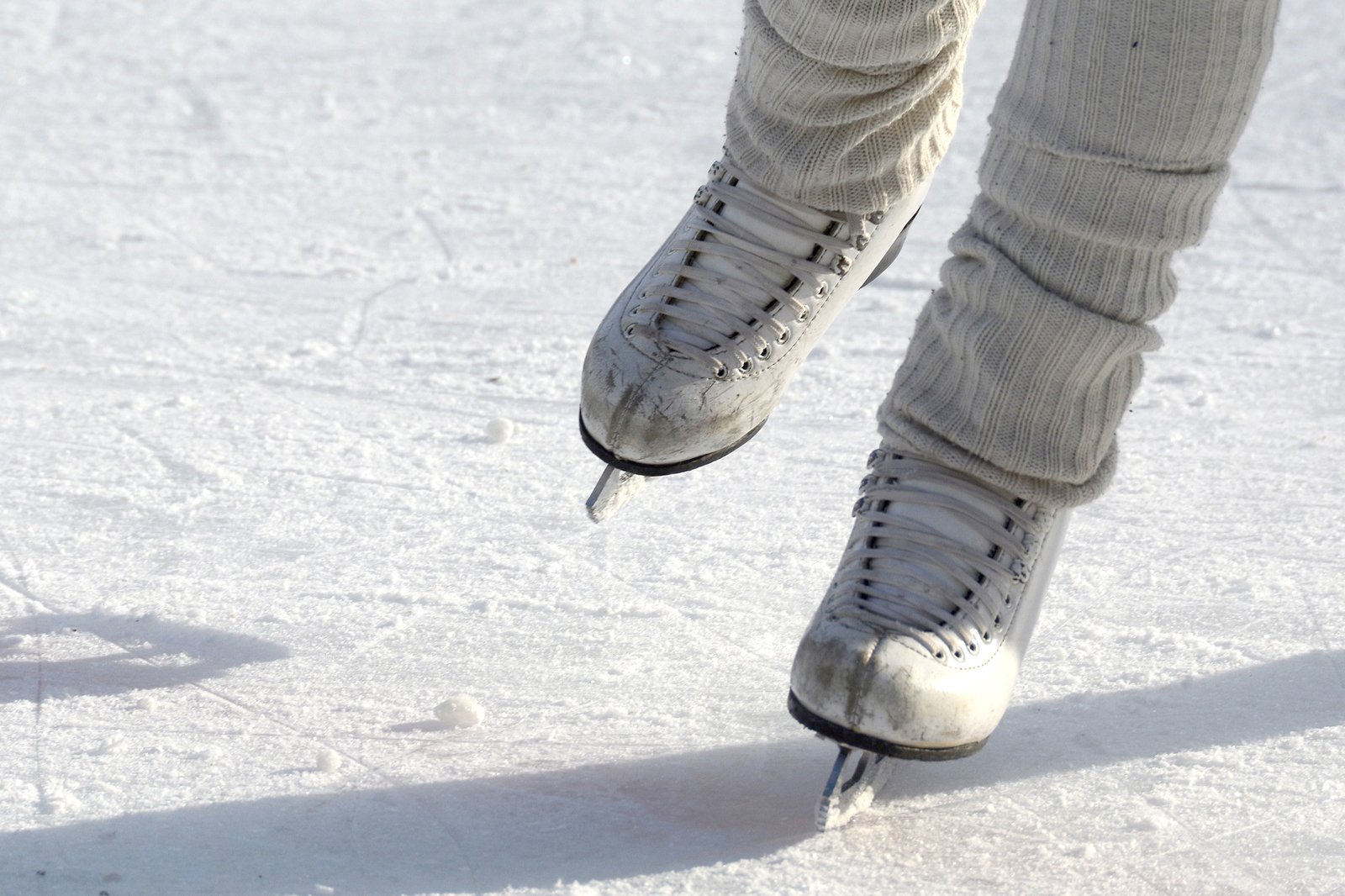 در زمستان در المپیک پلازا اسکیت کنید - Skate at Olympic Plaza in winter