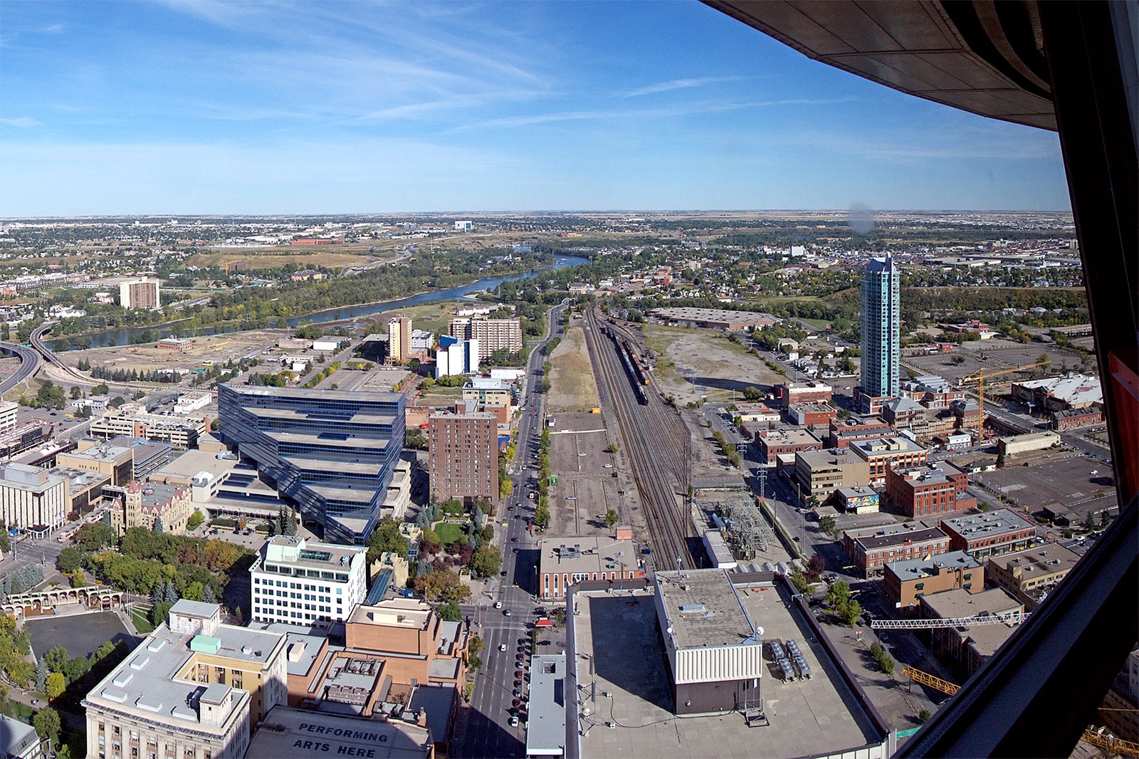 منظره ای از برج کلگری را تماشا کنید - Take in the view from Calgary Tower