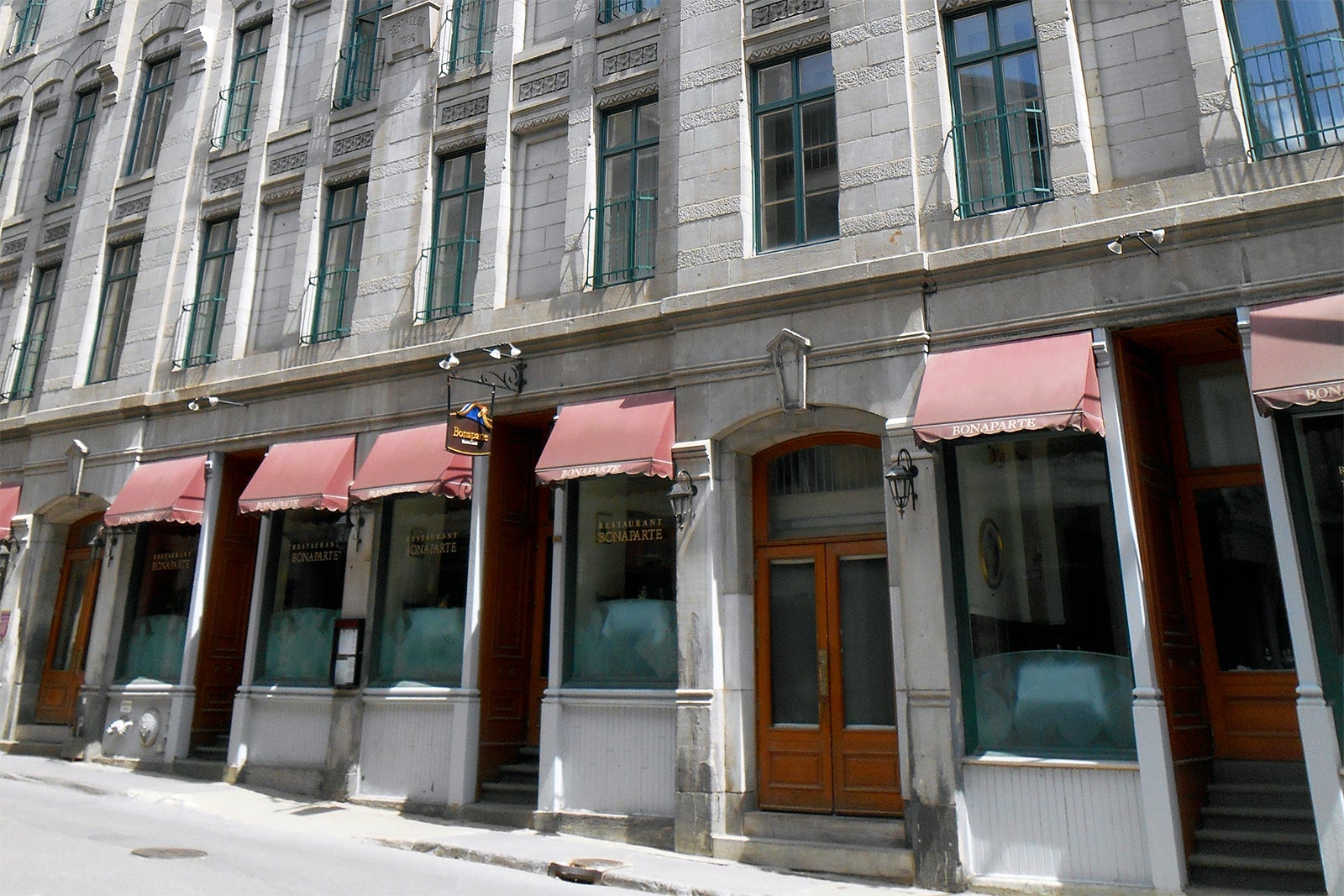 شام در رستوران بناپارت - Dinner at the Bonaparte Restaurant