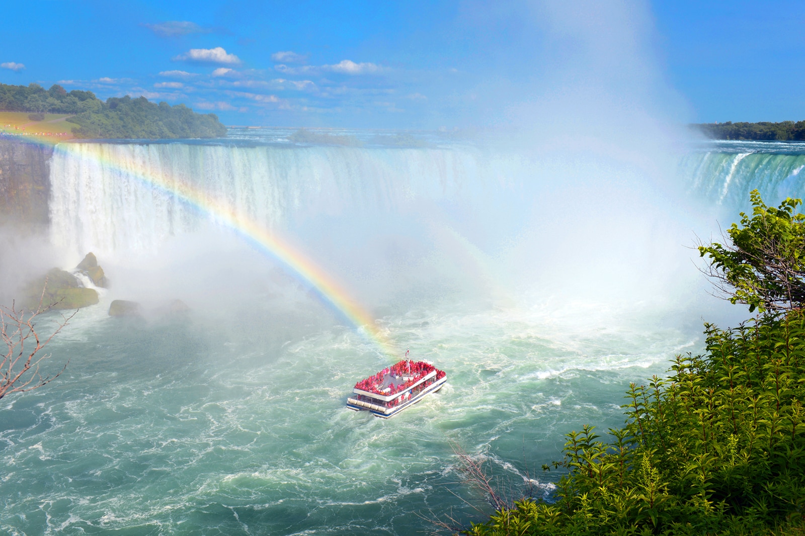 در سفر دریایی نیاگارا با هم خیس شوید - Get wet together on a Niagara cruise