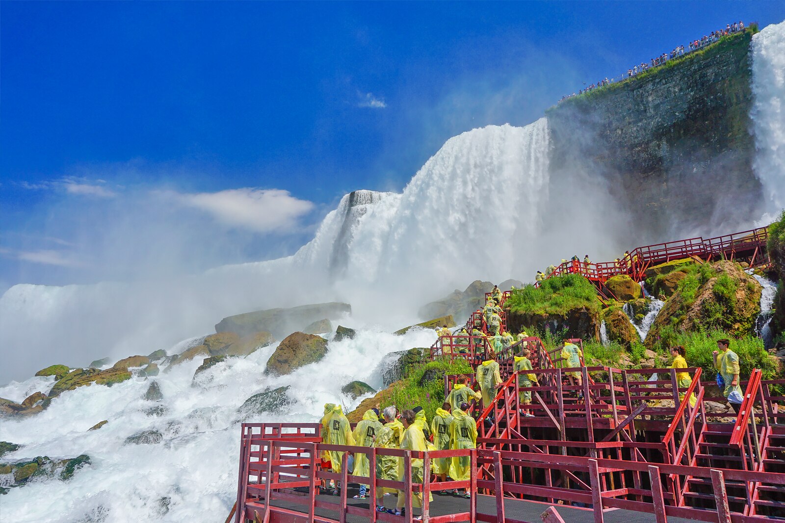 سفری در پشت آبشار انجام دهید - Make a Journey Behind the Falls