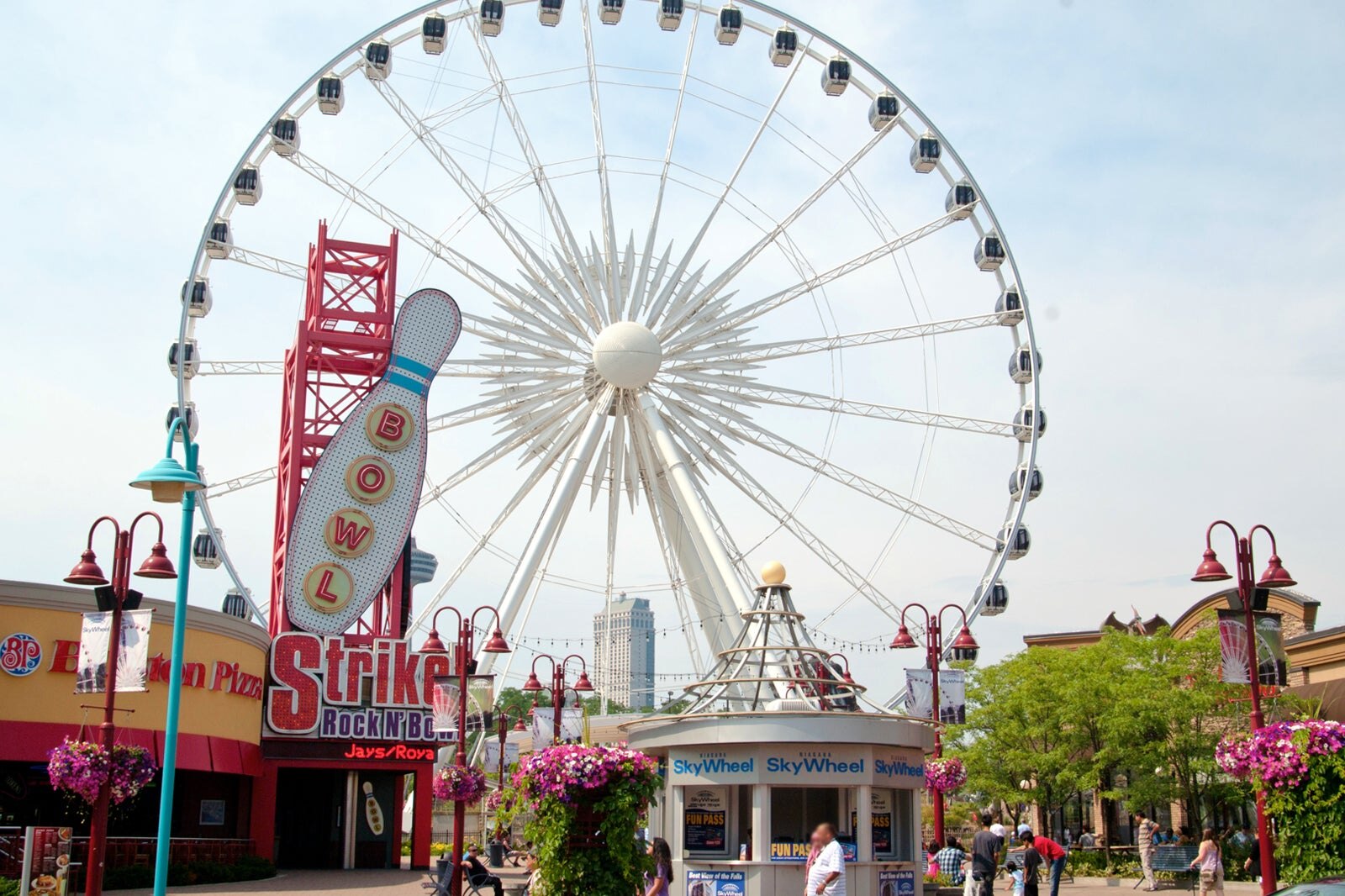 یک بوسه را در Niagara SkyWheel به اشتراک بگذارید - Share a kiss on Niagara SkyWheel