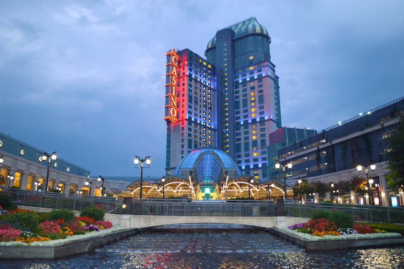 شانس خود را در Fallsview Casino Resort امتحان کنید - Test your luck at Fallsview Casino Resort