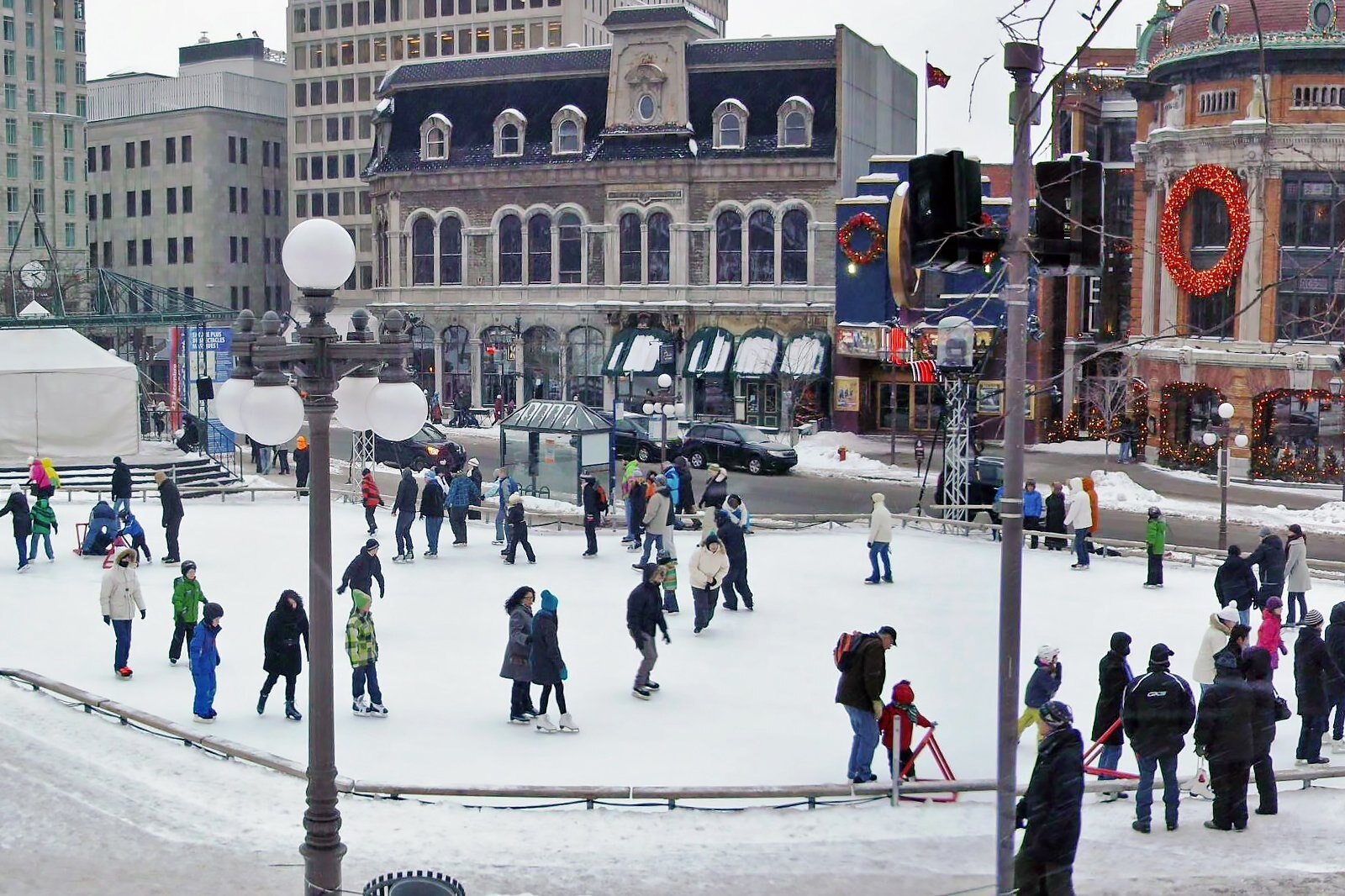 در Place d’Youville به اسکیت روی یخ بروید - Go ice skating in Place d’Youville