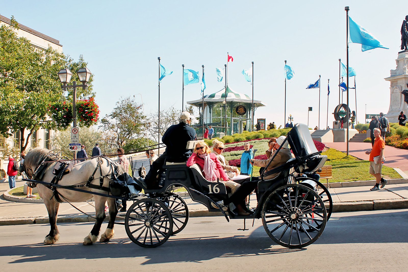 با کالسکه اسبی در شهر قدیمی بگردید - Tour the Old Town in a horse-drawn carriage