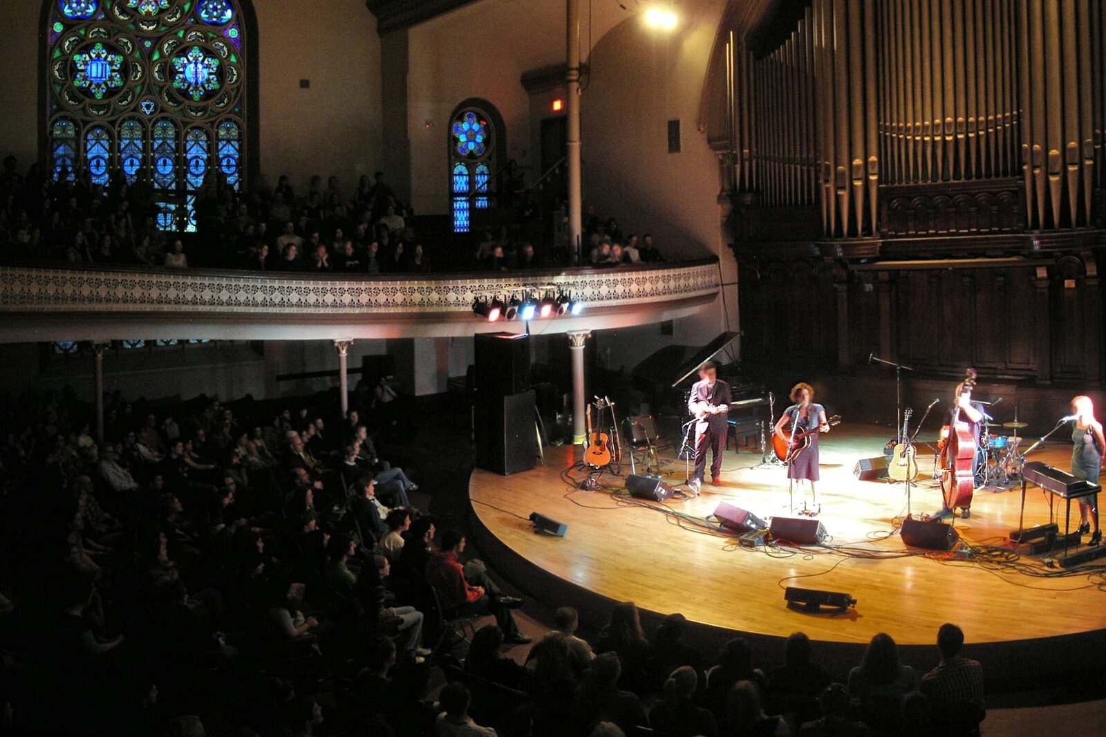 سالن اجرای آلیکس گلدن - Alix Goolden Performance Hall