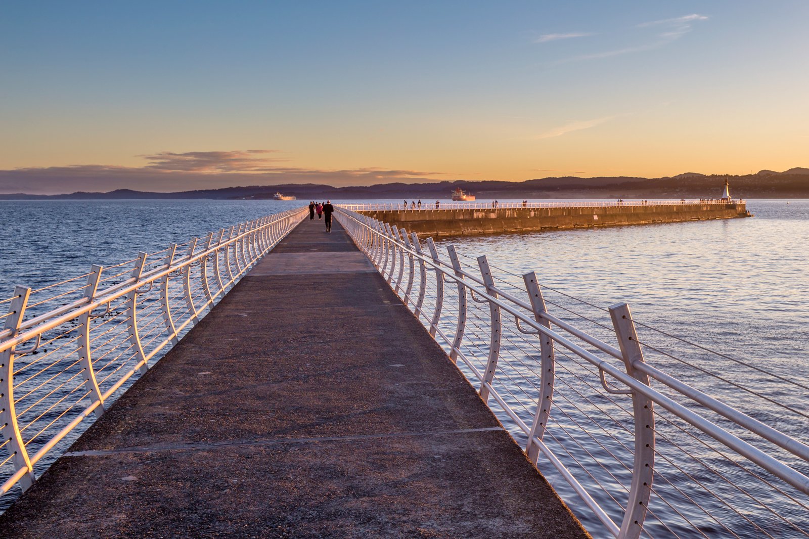 غروب خورشید را از Ogden Point تماشا کنید - Watch the sunset from Ogden Point