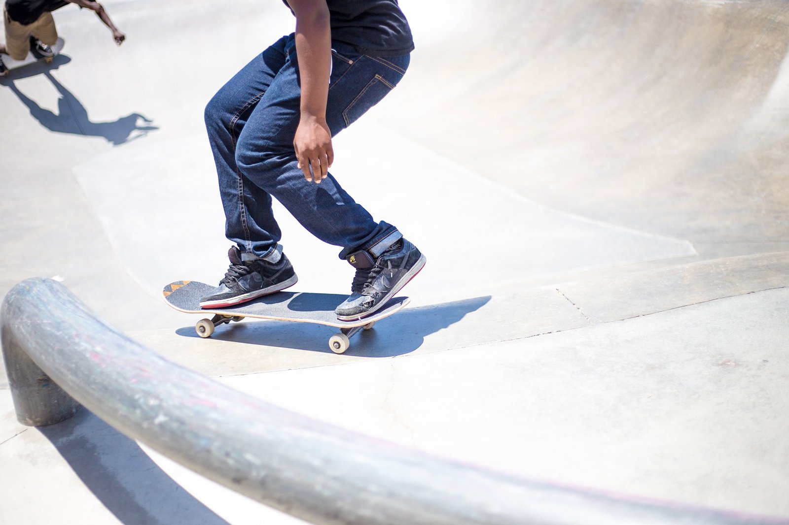 آسیاب ریلی در پارک اسکیت بورد Banff - Rail-grind at Banff Skateboard Park