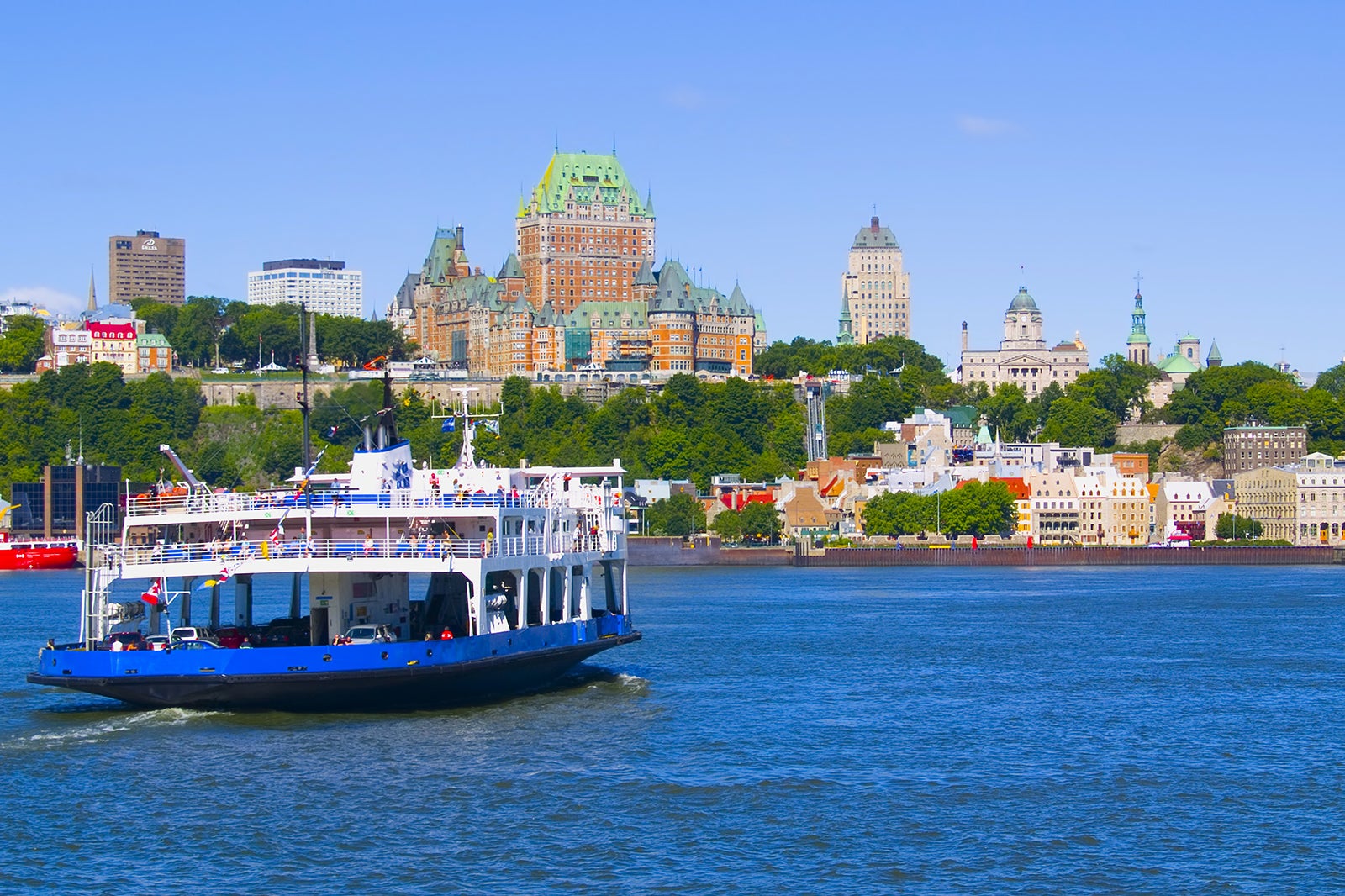 با کشتی از رودخانه سنت لارنس عبور کنید - Take the ferry across the Saint Lawrence River