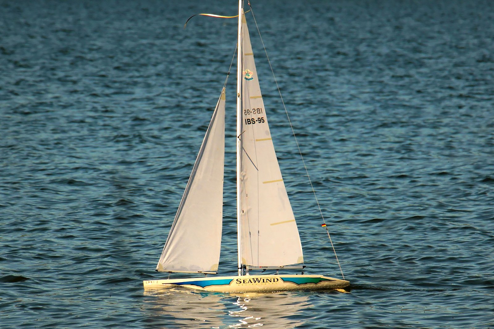 قایق های مدل را در برکه قایق بادبانی هریسون تماشا کنید - Watch model boats at Harrison Yacht Pond