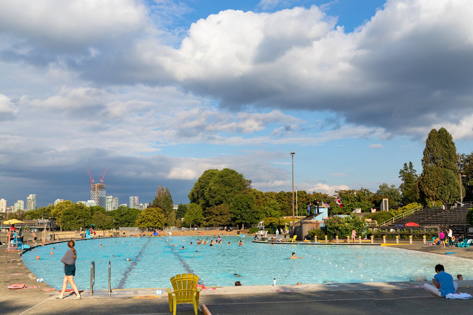 تابستان: شنا در ساحل و استخر Kitsilano - SUMMER: Swimming at Kitsilano Beach and Pool