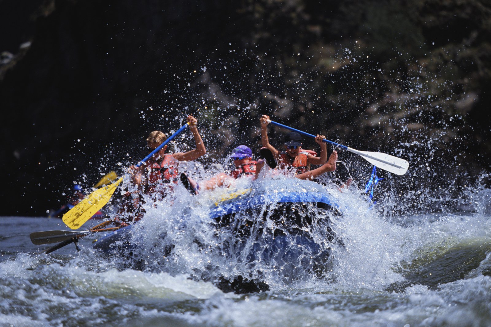 تابستان: قایقرانی در آب های سفید در پایین رودخانه اسکوامیش - SUMMER: Whitewater rafting down Squamish River