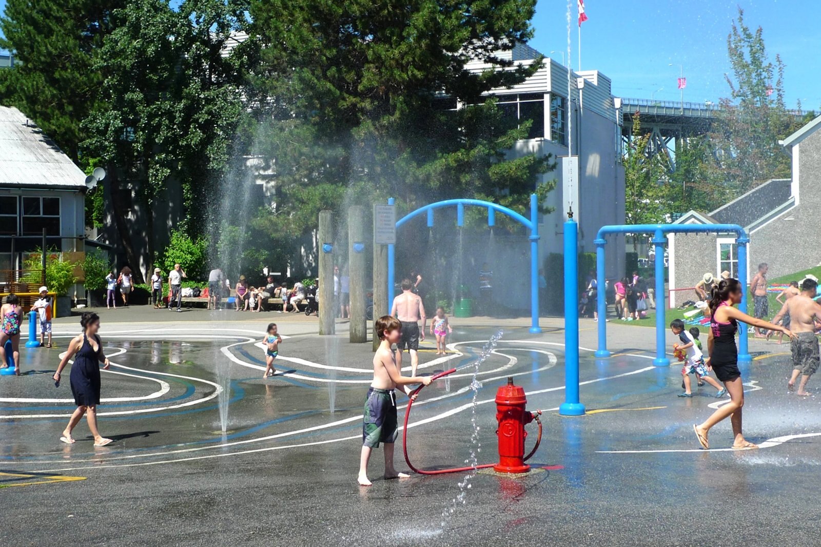 در پارک آبی جزیره گرانویل سر خوردن و سر خوردن - Splash and slide at Granville Island Waterpark