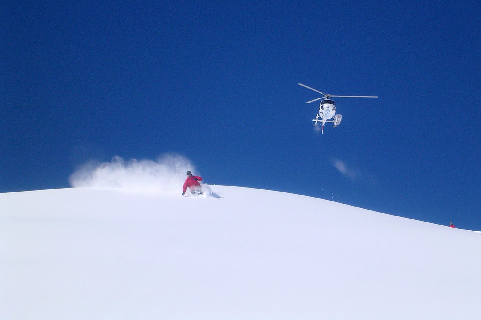 اسکی روی قله کوه - Skiing on a mountain peak