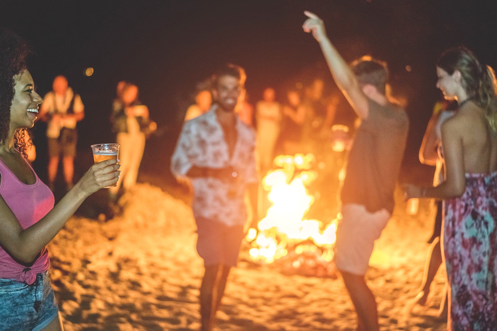 آتش سوزی ساحل در استراحتگاه هفت ستاره - Beach Bonfire at Seven Stars Resort