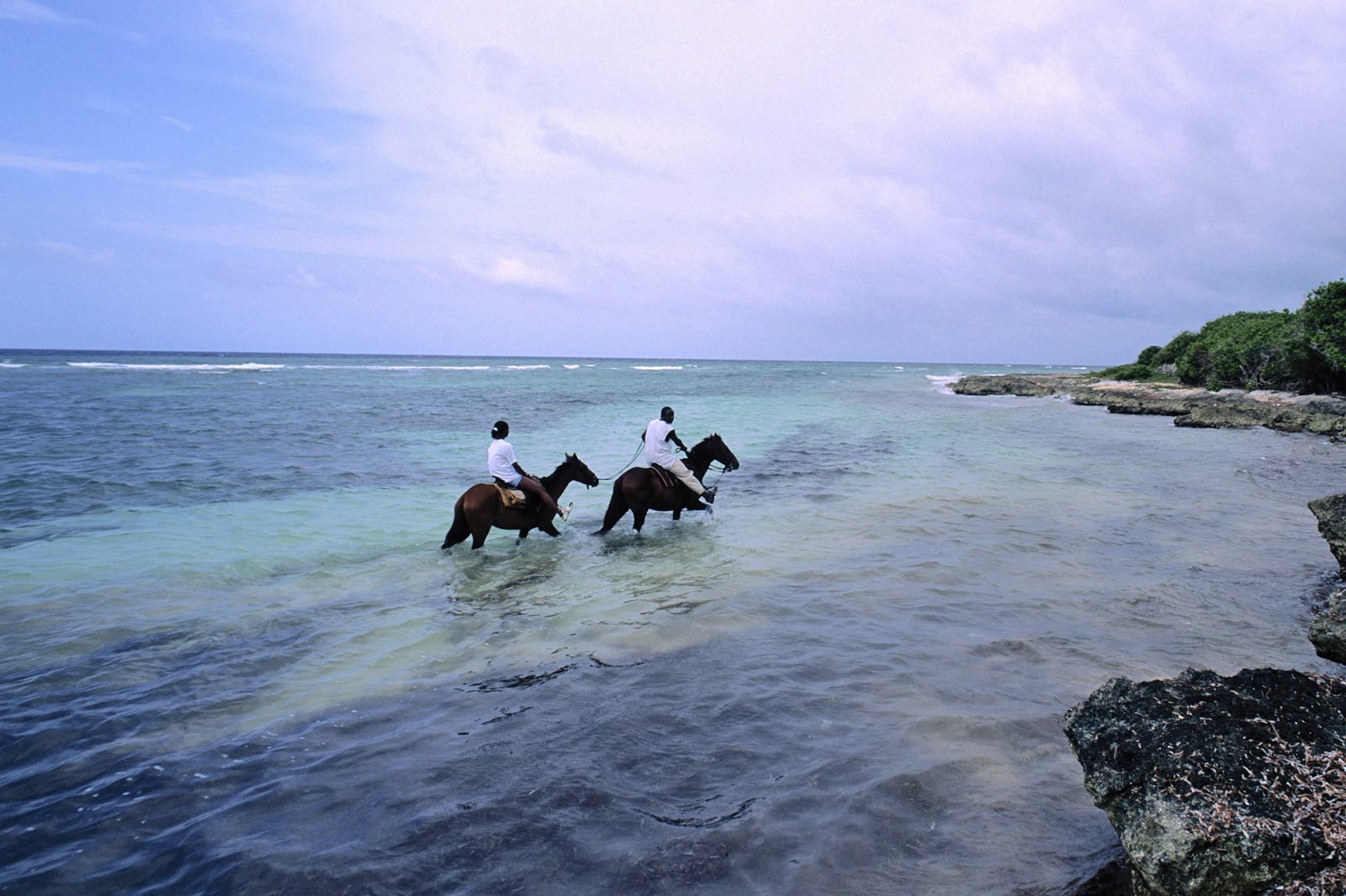 اسب سواری در ساحل هریتیج - Horseback riding on Heritage Beach