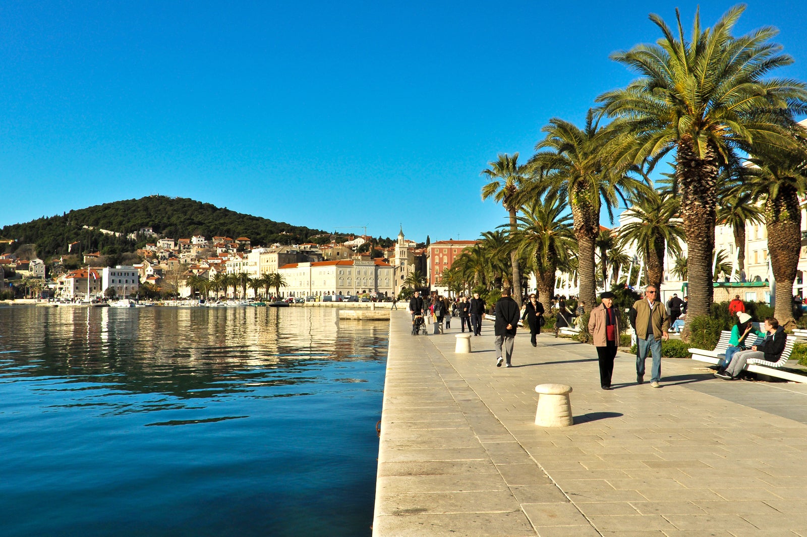 در امتداد ریوا قدم بزنید - Stroll along the Riva