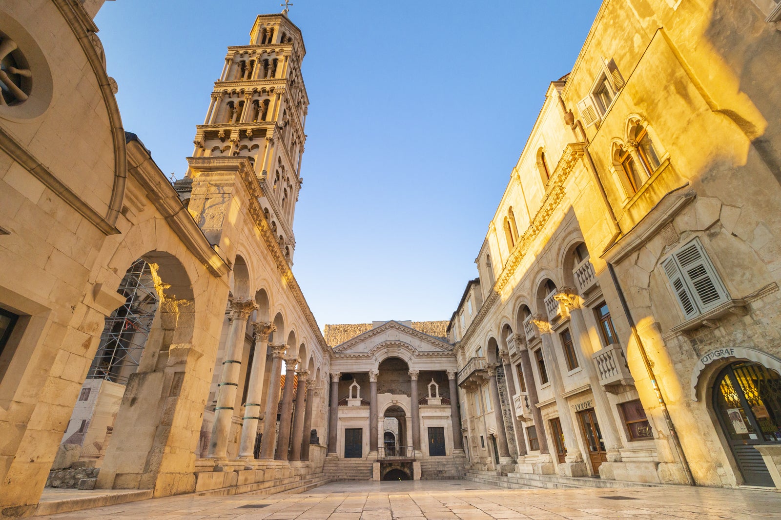 از کاخ دیوکلتیان دیدن کنید - Visit Diocletian’s Palace